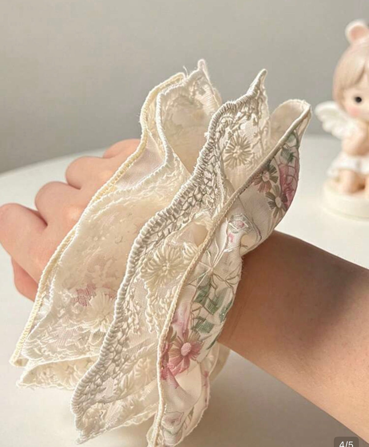 ربطة الشعر المطرّزة- Embroidered Floral Scrunchie